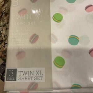 XL TWIN - Macaroon Toss Ultra Soft Sheet Set